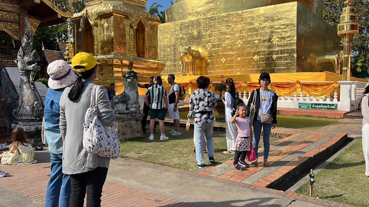 แห่ไหว้พระธาตุประจำปีมะโรง คนเข้าวัดพระสิงห์แน่น เที่ยวทำบุญปีใหม่