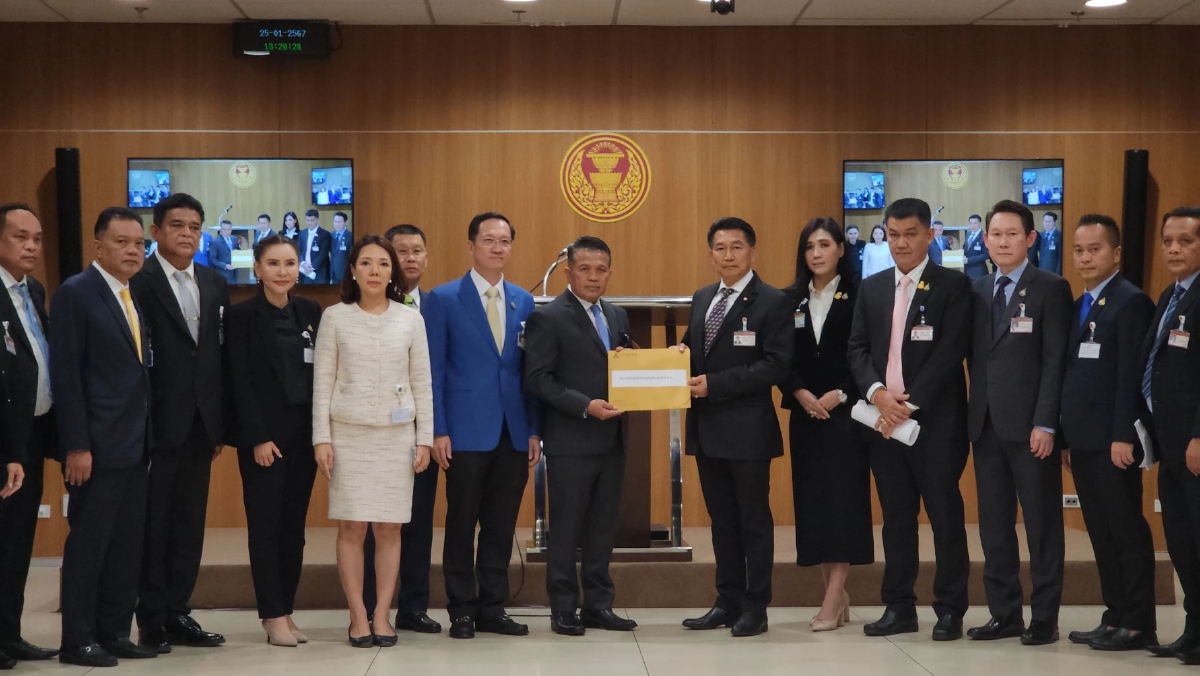 รทสช. ยื่นร่างพ.ร.บ.สร้างเสริมสังคมสันติสุข - ไม่นิรโทษกรรมให้ผู้ทำผิด ม.112