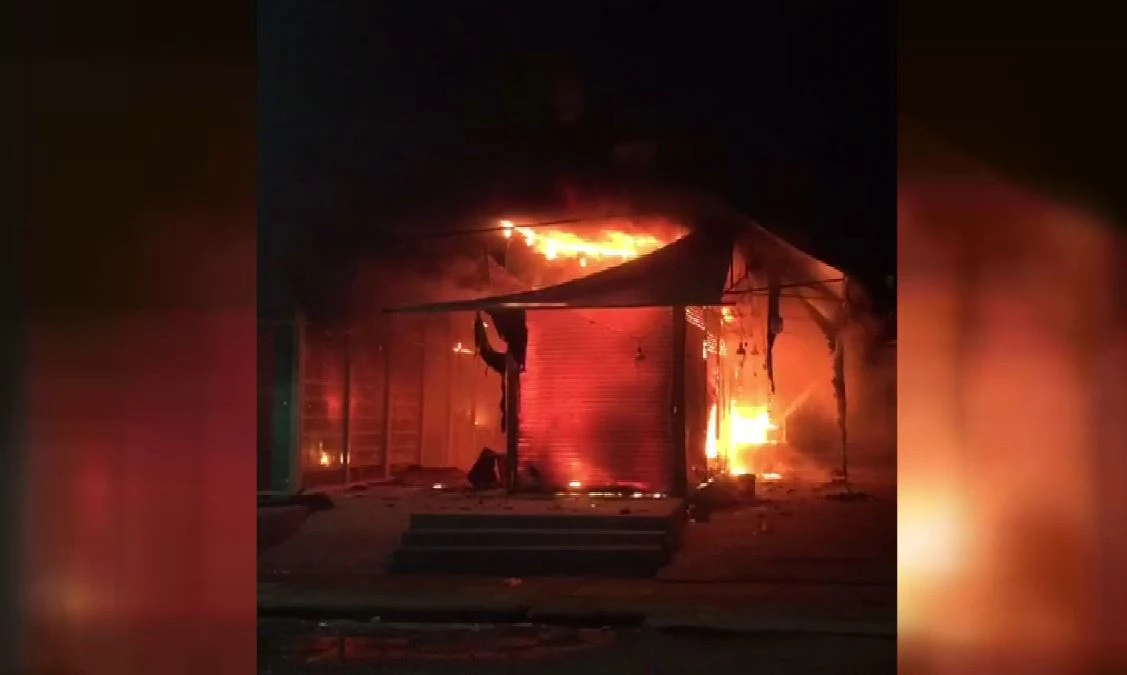 ไฟไหม้ร้านค้ากลางเมืองป่าตอง ภูเก็ต วอดกว่า 10 ล็อค เร่งหาสาเหตุ