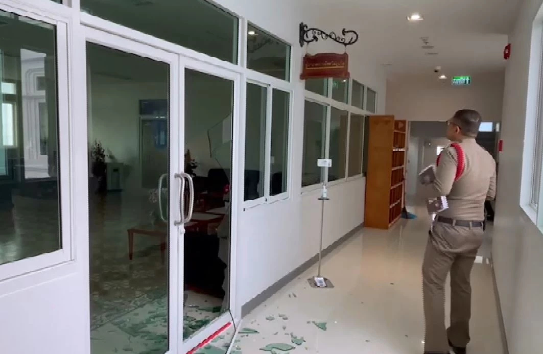 ระทึก! นทท.ต่างชาติ บุกใช้ขวานพังประตูห้องผู้ว่าฯภูเก็ต คาศาลากลางจังหวัด