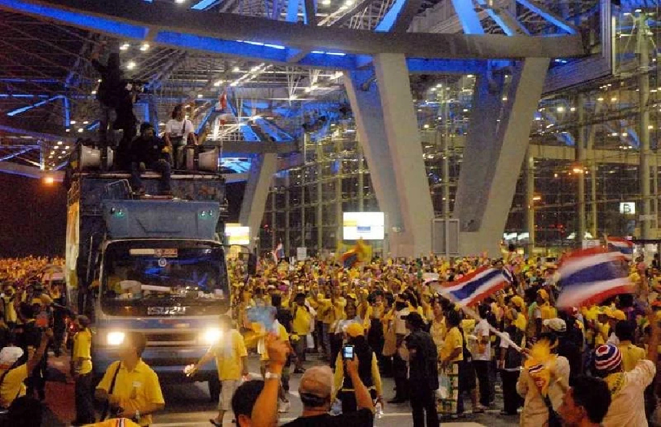 แกนนำม็อบพันธมิตรฯรอด! ศาลยกฟ้องคดีปิดสนามบิน แค่สั่งปรับ 13 จำเลย 2 หมื่น