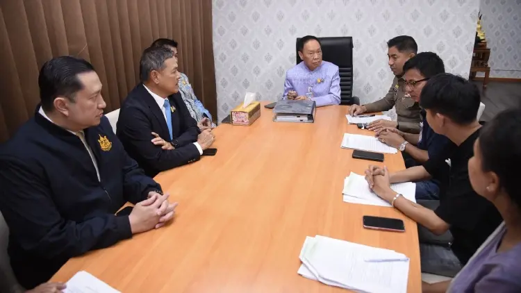 ‘พัชรวาท’ เชิญ ’พีมูฟ‘ ถก ห้องทำงานในทำเนียบฯ รับปาก เร่งแก้ตามข้อเรียกร้อง