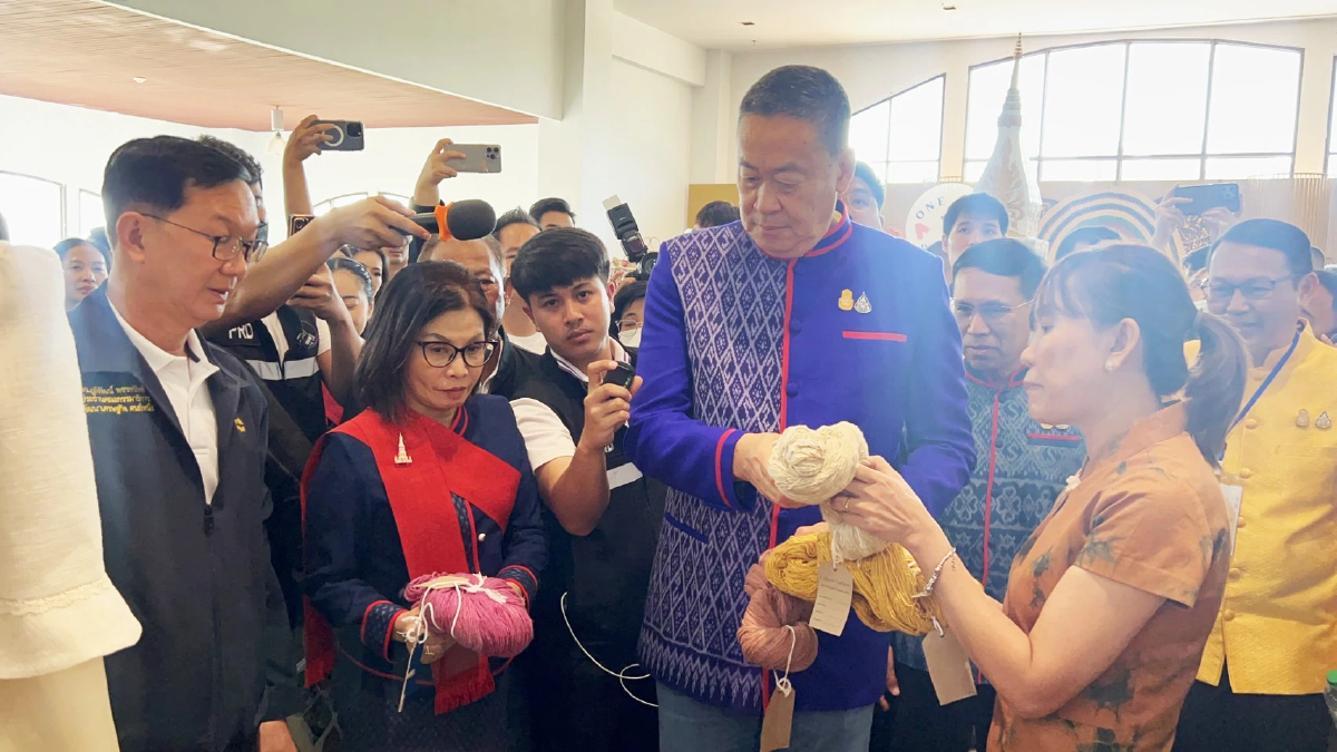 นายกฯ ควง 'มนพร' สวมชุดพื้นเมืองกราบพระธาตุพนม ปลุกท่องเที่ยวเส้นทางสายมู