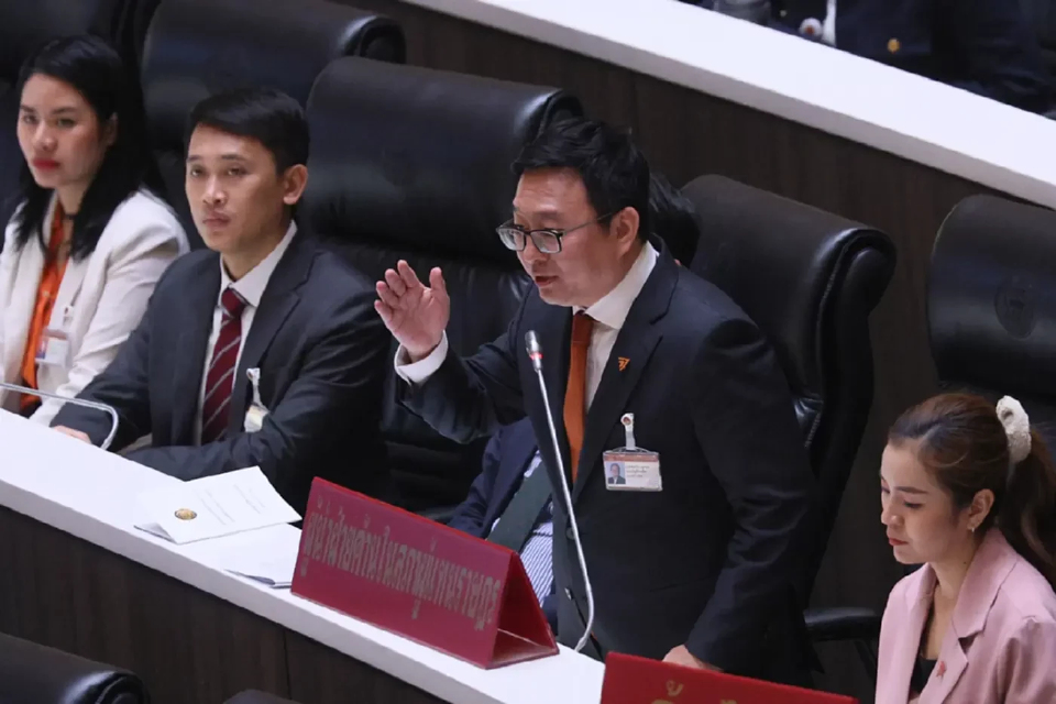 ผู้นำฝ่ายค้านเปิดศึกซักฟอก ม.152 ชี้รัฐบาลทำประชาธิปไตยไหลย้อนกลับ