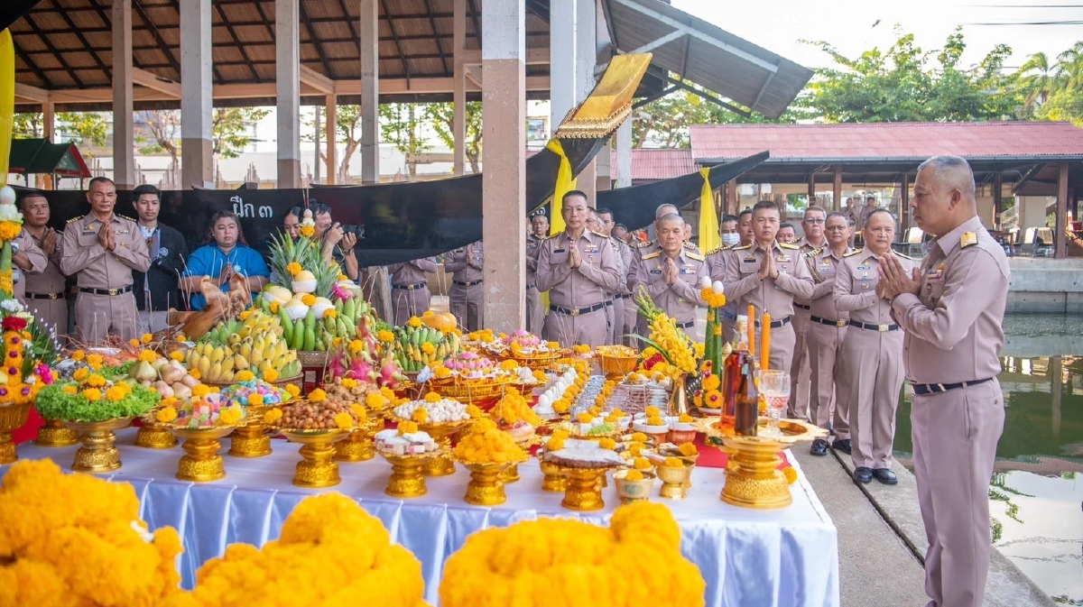 ประธาน คตร. เป็นประธานในพิธีบวงสรวงพระภูมิเจ้าที่เซ่นไหว้แม่ยานางเรือ ขบวนพยุหยาตราทางชลมารค