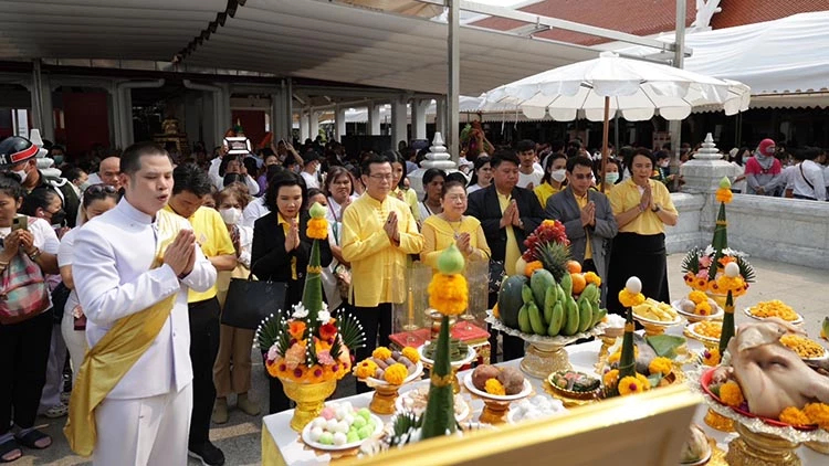 ทิพยกรุ๊ป ร่วมกราบสักการะพระแก้วมรกต บวงสรวงศาลหลักเมืองกรุงเทพฯ