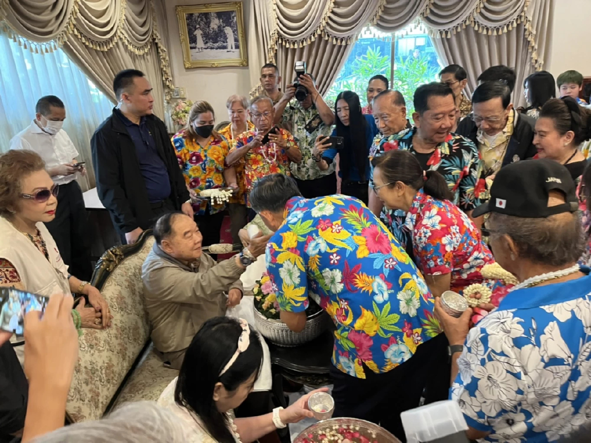 'บิ๊กป้อม' ให้ ตท.6 รดน้ำขอพรสงกรานต์ ปัดตอบลือรีเทิร์น ครม. นั่ง 'รองนายกฯ'