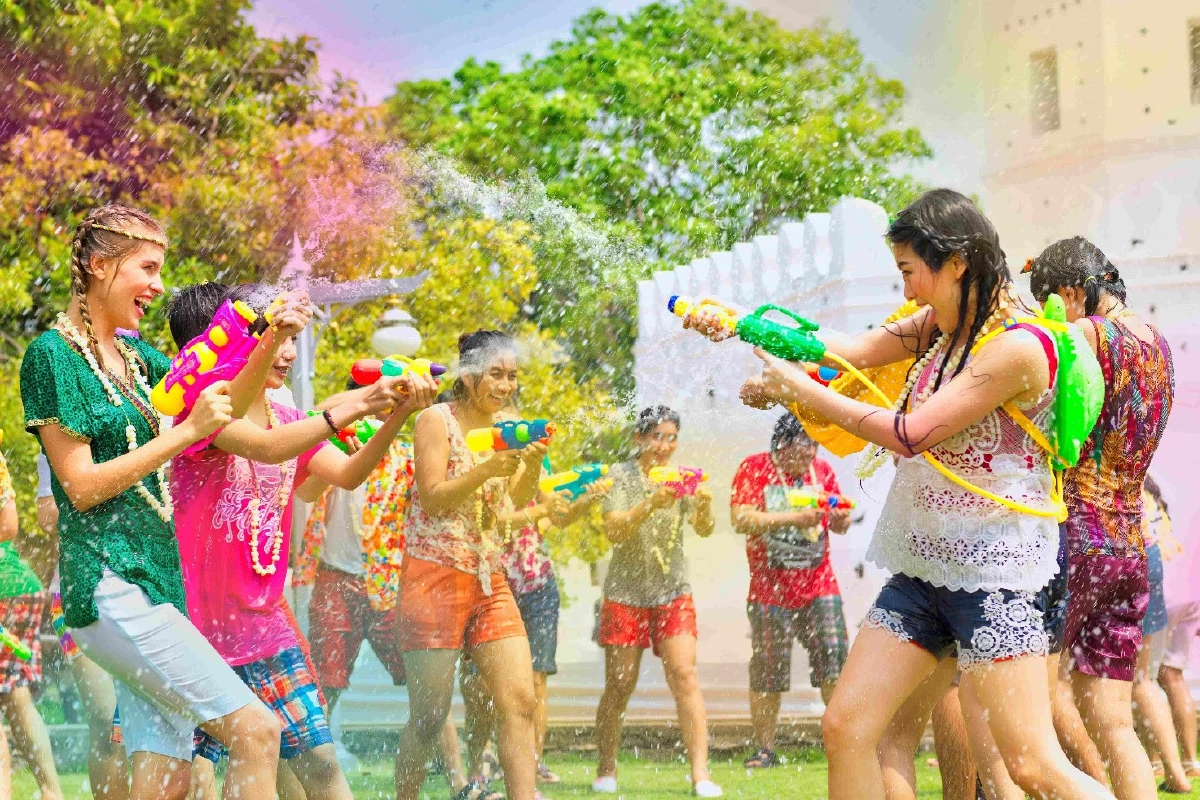 เล่นน้ำ ‘สงกรานต์ 2567’ ได้ที่ไหนบ้าง? รวมพิกัด 5 ภาคทั่วไทย ไว้ให้แล้วที่นี่