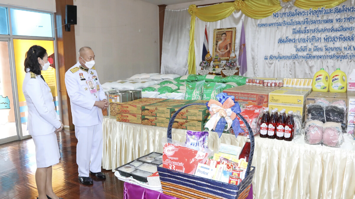 ในหลวง พระราชทานอาหารกลางวัน แก่บ้านเกร็ดตระการ วันเฉลิมพระชนมพรรษาพระราชินี
