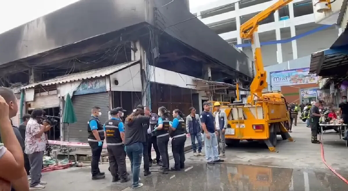 พฐ.เร่งหาสาเหตุไฟไหม้ตลาดสัตว์เลี้ยงจตุจักร พบเพลิงเผาเสียหาย 118 ห้อง