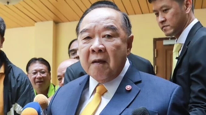 ‘ประวิตร’ หน้านิ่ง เมินตอบ ปม ’ทักษิณ‘ พาดพิง คนบ้านป่า ทำการเมืองวุ่น
