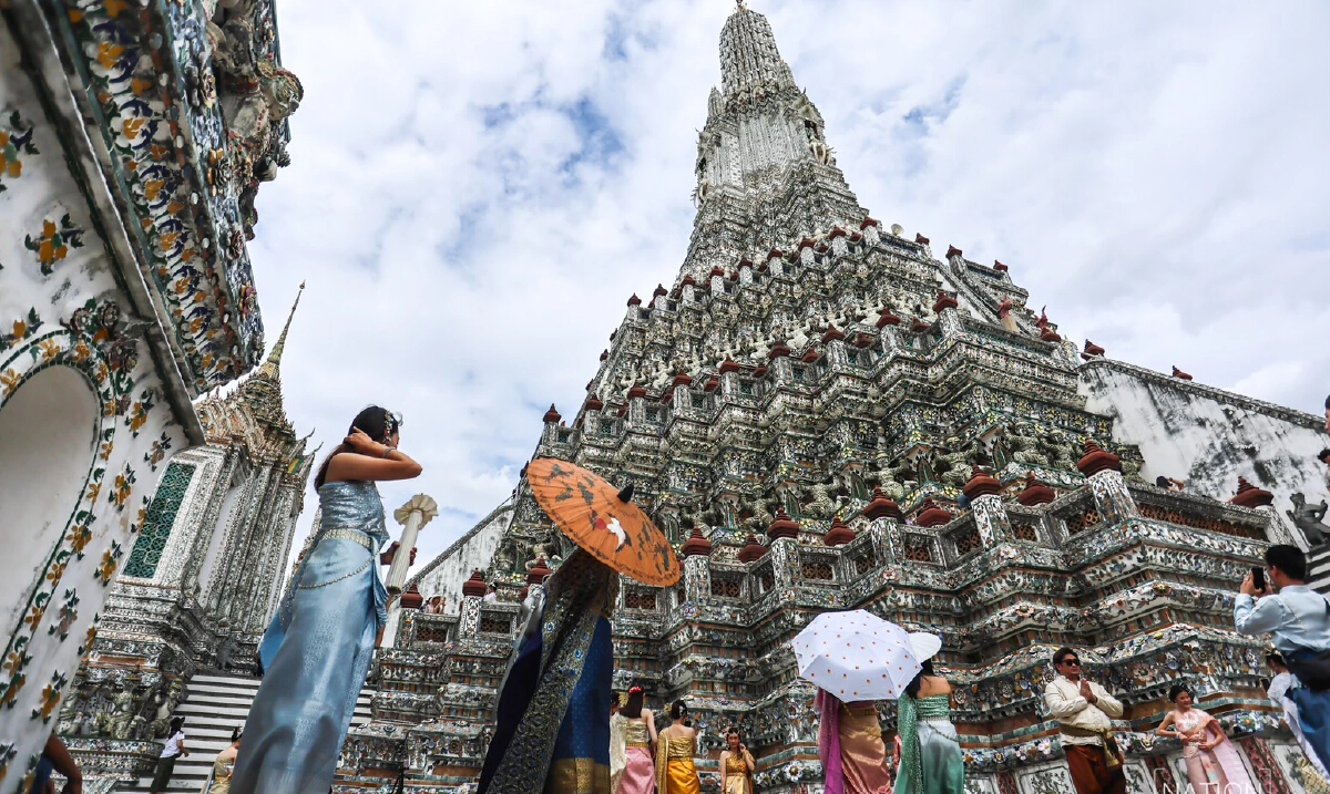 นทท. แห่เช่าชุดไทยถ่ายภาพคู่พระปรางค์ วัดอรุณ ตอกย้ำเมืองท่องเที่ยวอันดับ 1
