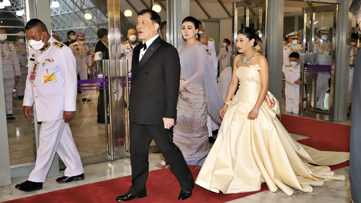 ในหลวง พระราชินี เสด็จฯ ทอดพระเนตรการแสดงอุปรากร “มาดามบัตเตอร์ฟลาย”