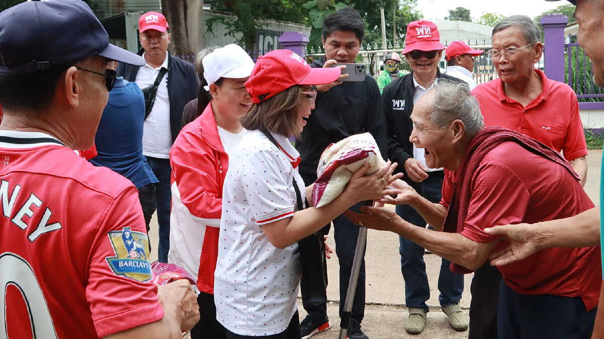 'มนพร' ลงพื้นที่ช่วยประชาชนลดภาระค่าครองชีพ ยันรัฐบาลช่วยเกษตรกรมีรายได้