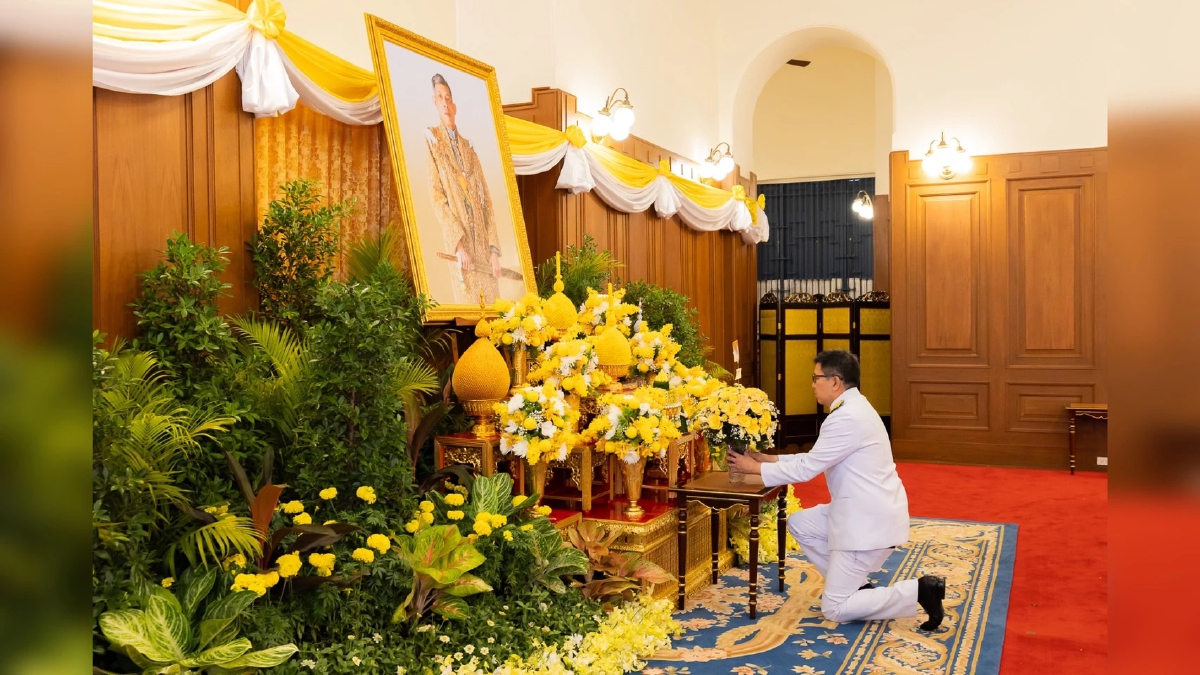 ผู้บริหารกรมสรรพสามิต ทูลเกล้าฯ ถวายแจกันดอกไม้ พร้อมลงนามถวายพระพร 'ในหลวง ร.10'