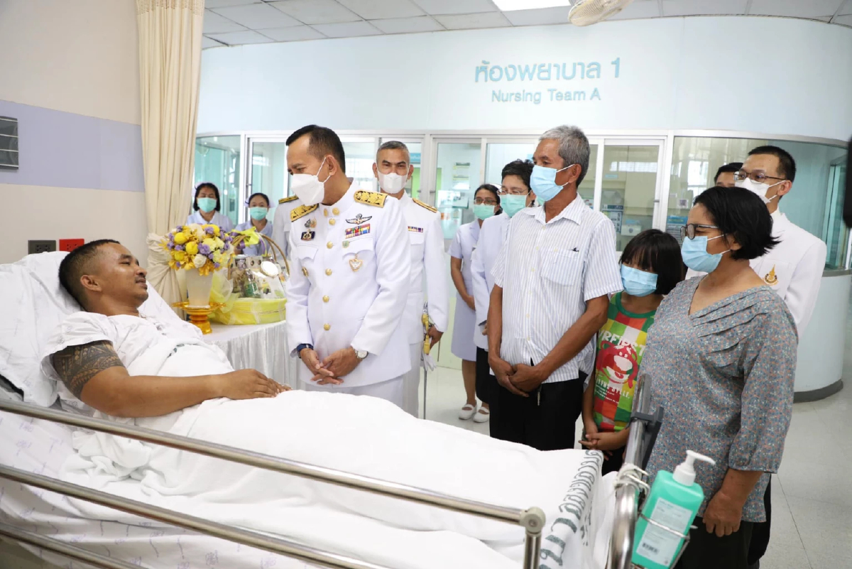 ในหลวง-พระราชินี พระราชทานตะกร้าสิ่งของ มอบ ร.ท.ธวัชชัย