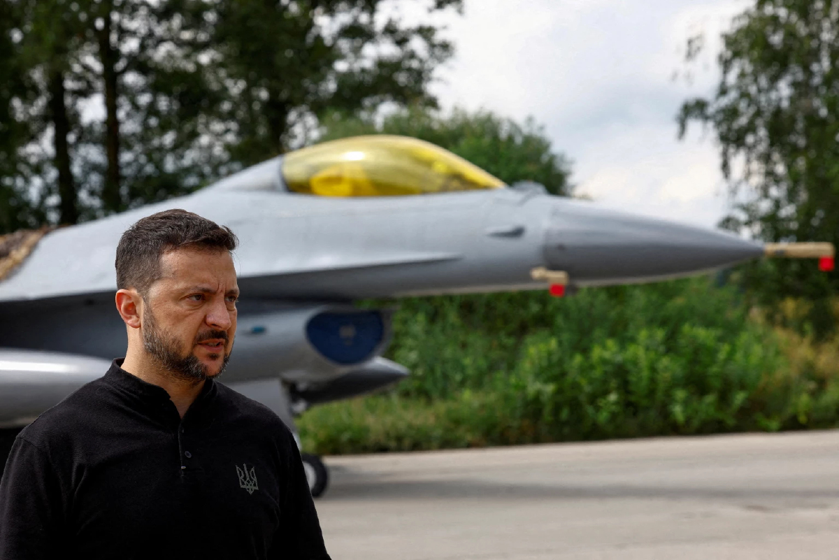 'เซเลนสกี' ปลด ผบ.กองทัพอากาศ เซ่นเครื่องบิน F-16 ตก