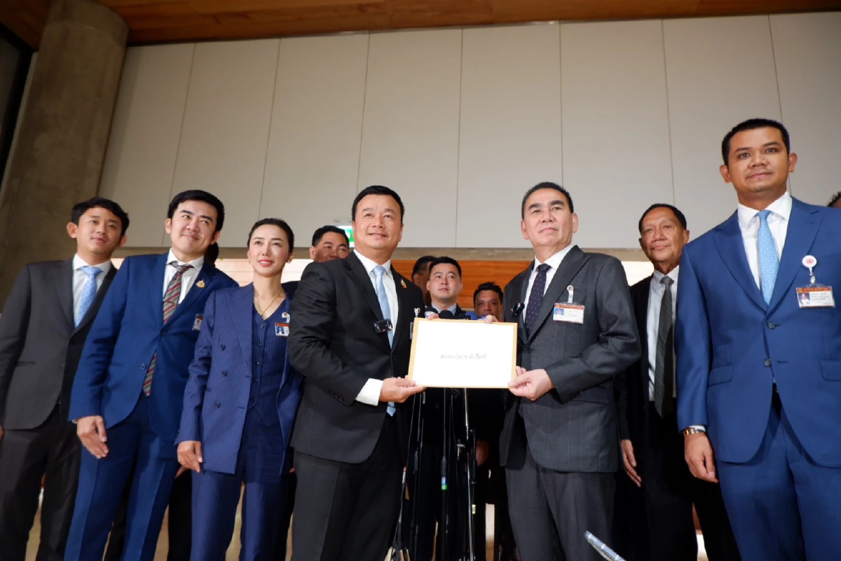 'พท.-ปชป.' ทิ้งอดีตไว้ข้างหลัง รับเทียบเชิญ ร่วมรัฐบาล