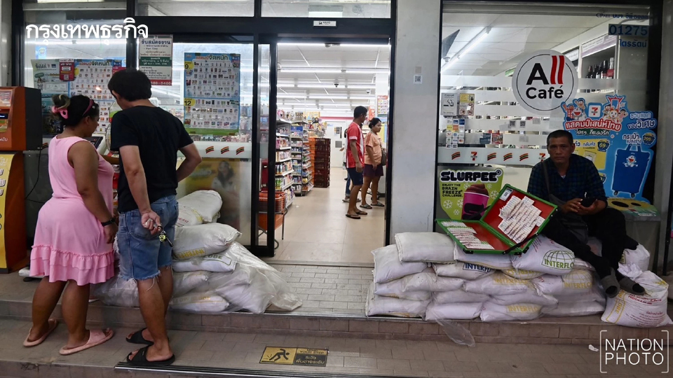 จับตามวลน้ำก้อนใหญ่ 'แม่น้ำยม' เตรียมกระสอบทราย รับมือน้ำท่วมสุโขทัย