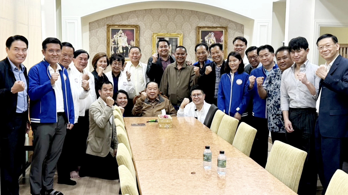 ‘ประวิตร’ โชว์พลัง 18สส.พปชร. เคียงข้าง ’สันติ‘ ควงเมีย ก๊วนเพชรบูรณ์มาครบ