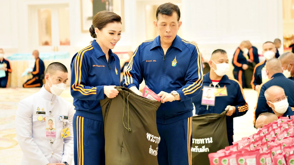 ในหลวง-ราชินี ทรงห่วงใย ทรงบรรจุสิ่งของพระราชทานแก่เด็ก พื้นที่ประสบอุทกภัย