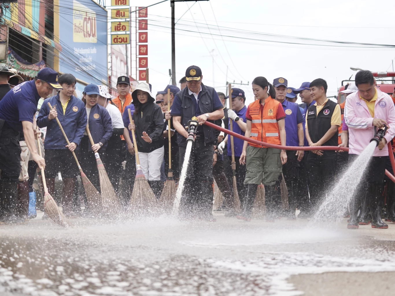 Rising Above the Floods: Anutin and Warawut-Mor.4 Unite in Mae Ai-Mae Sai Relief Efforts – A Promise of Hope and Support