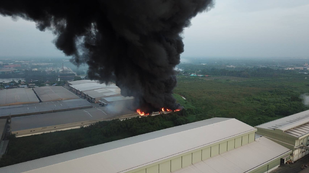 .ไฟไหม้วอด โกดังสินค้าที่สมุทรสาคร เสียหาย 10 ล้าน.