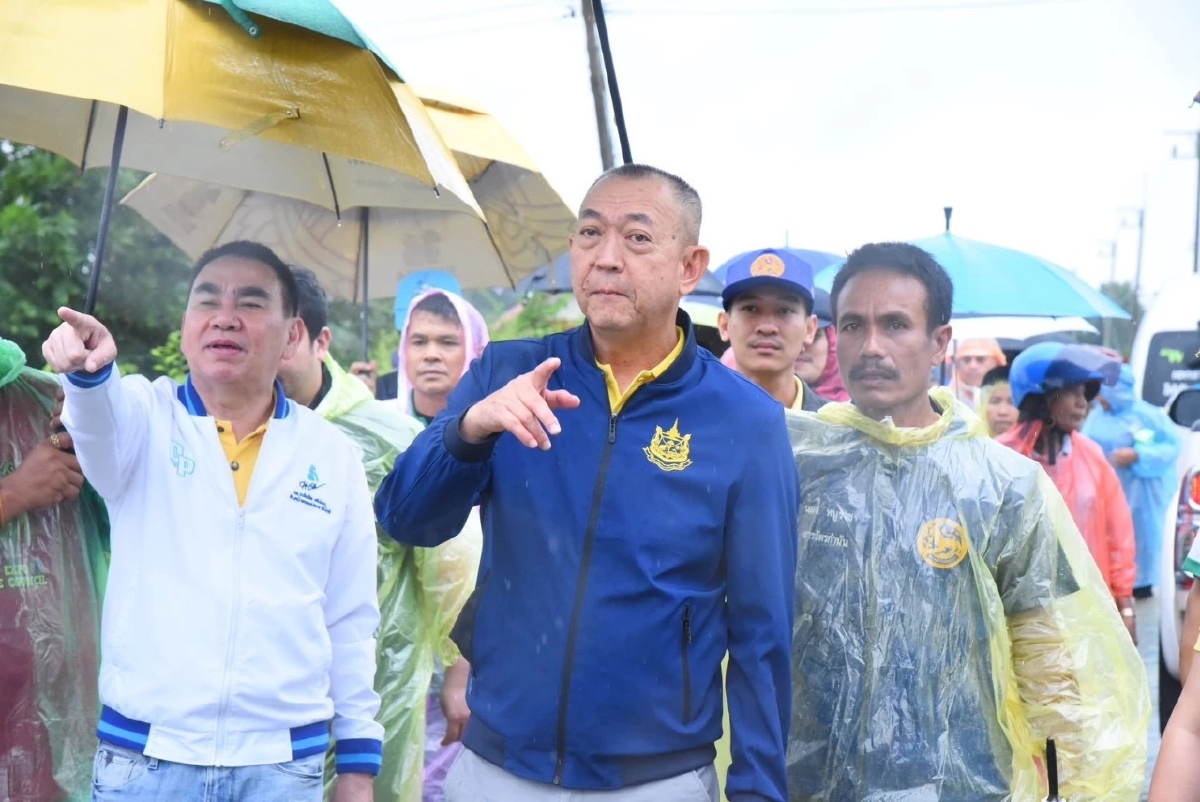 “เฉลิมชัย” ติดตามการให้ความช่วยเหลือน้ำท่วมภาคใต้  ระดมกระทรวงทรัพย์ฯช่วย