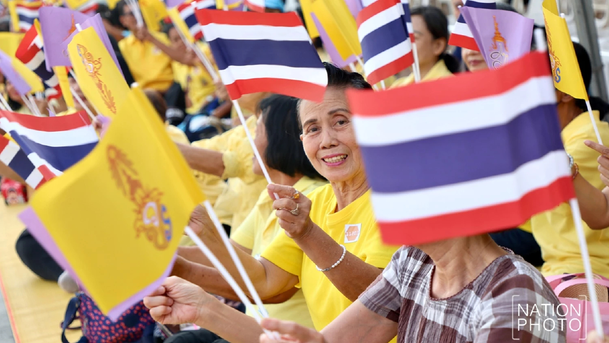 พสกนิกรเนืองแน่น เฝ้ารับเสด็จฯ ในหลวง-ราชินี ทรงเปิดสวน เปรมประชาวนารักษ์