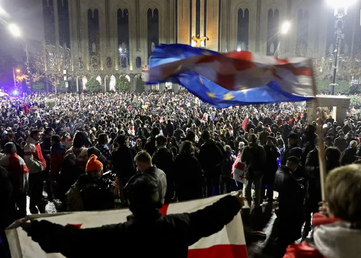 ‘ชาวจอร์เจีย’ หลายพันประท้วงรัฐบาล หยุดเจรจาเข้าร่วมสหภาพยุโรป