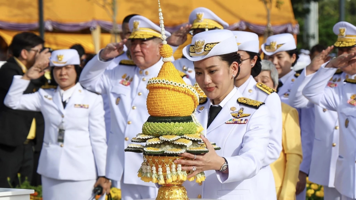 ‘แพทองธาร’ พร้อมสามี วางพานพุ่ม ถวายราชสักการะ พระบรมราชานุสาวรีย์ ร.9