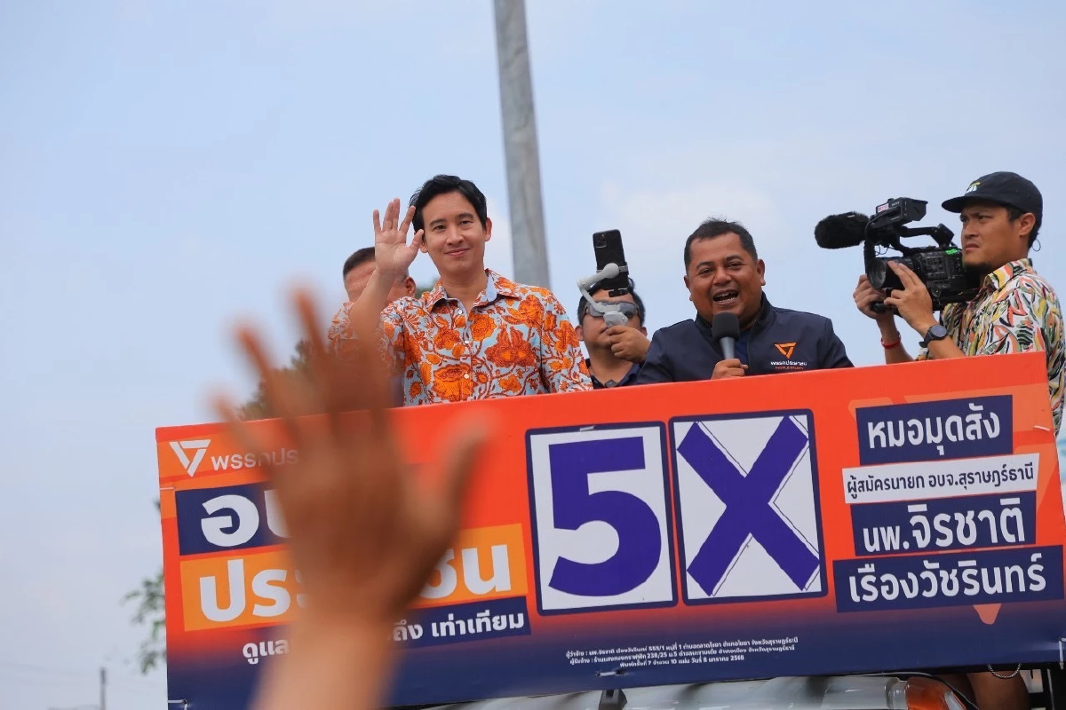 'พิธา' สักการะ 'หลวงพ่อชม' เอาฤกษ์ก่อนปราศรัยใหญ่ เลือก.นายกอบจ.สุราษฎร์