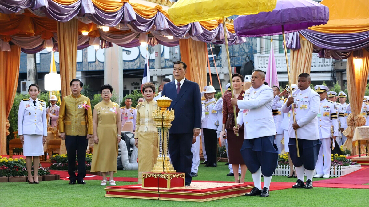 ในหลวง-ราชินี เสด็จฯ เปิดซุ้มประตูเฉลิมพระเกียรติ 72 พรรษา