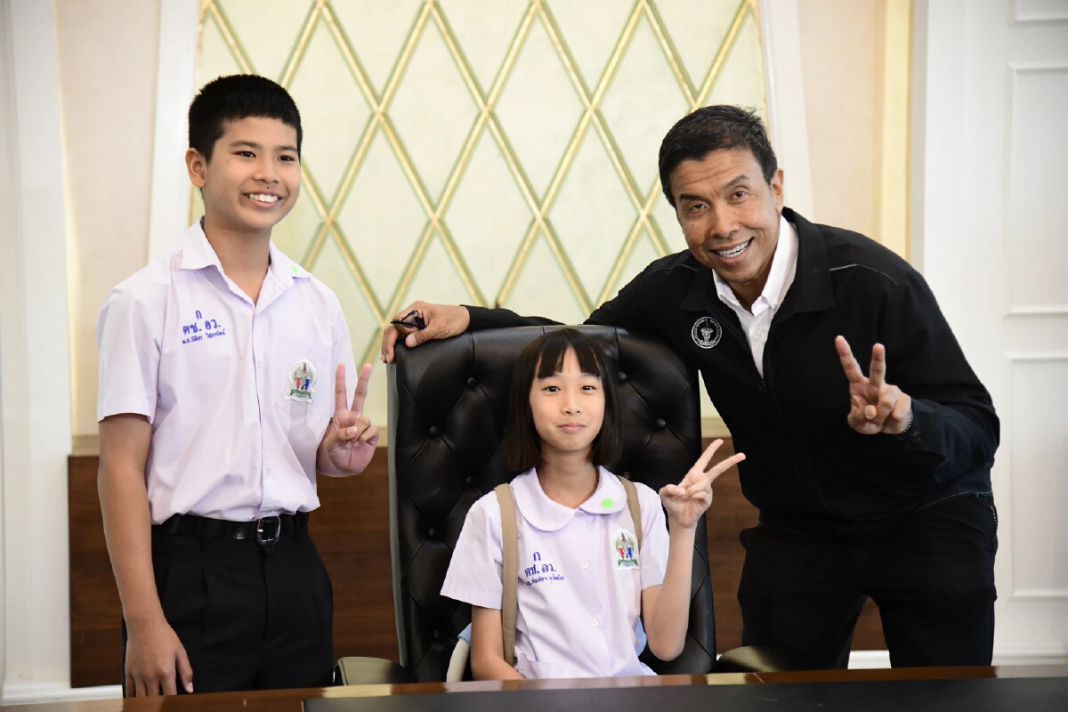'ชัชชาติ' เปิดห้องทำงานให้นักเรียนชม ย้ำต้องรู้คุณค่าเวลา เพื่อความสำเร็จ