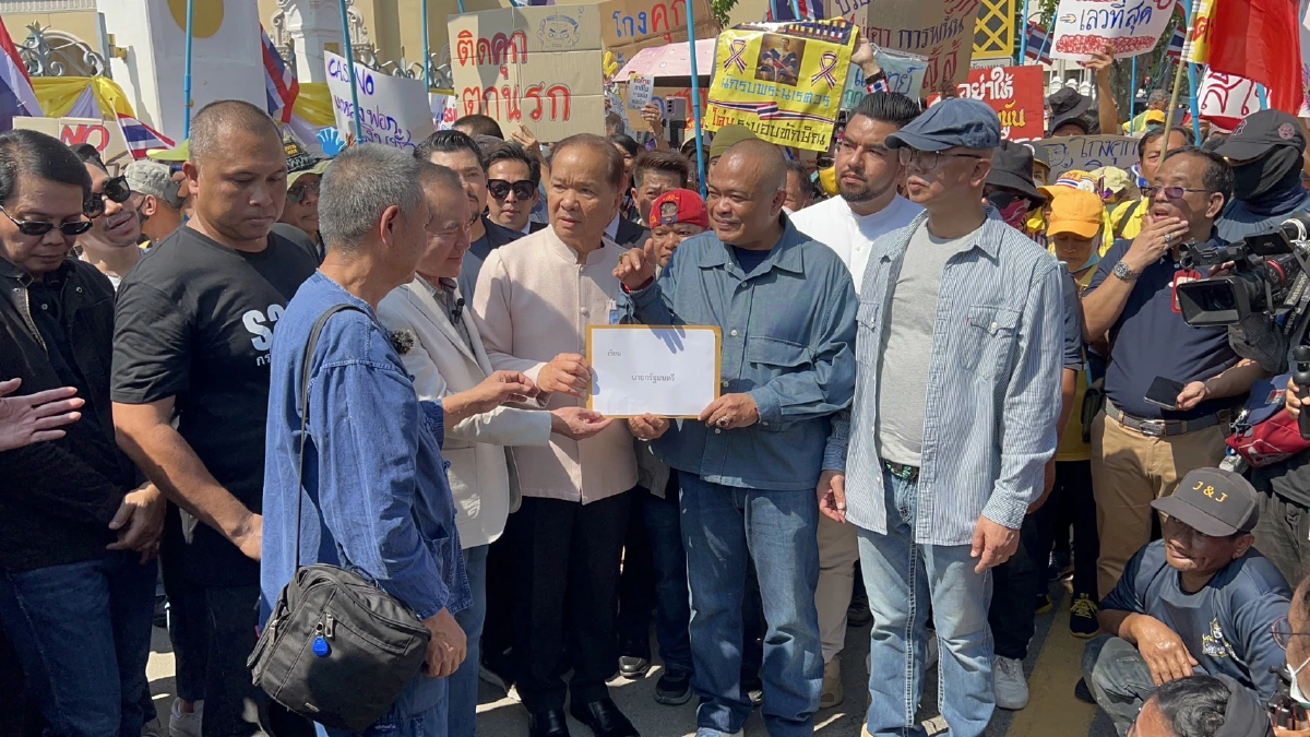 กลุ่มต้านทักษิณ ขู่ ชุมนุมยาวทำเนียบ จี้ นายกฯ แก้3ปมร้อน หวั่นซ้ำรอย พ่อ อา