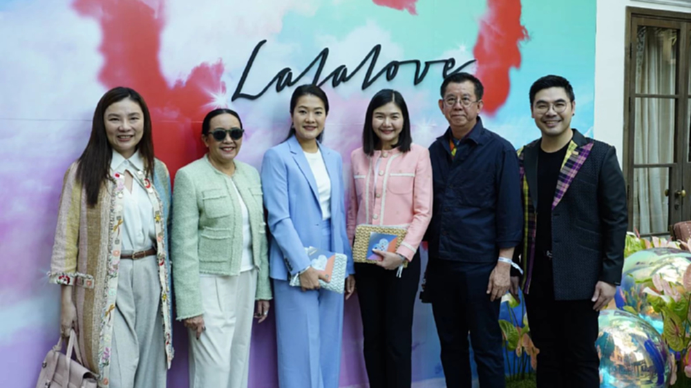 เพื่อไทย ยกขบวนชมแฟชั่นโชว์ LalaLove ส่งเสริม Soft Power ด้านแฟชั่นไทย