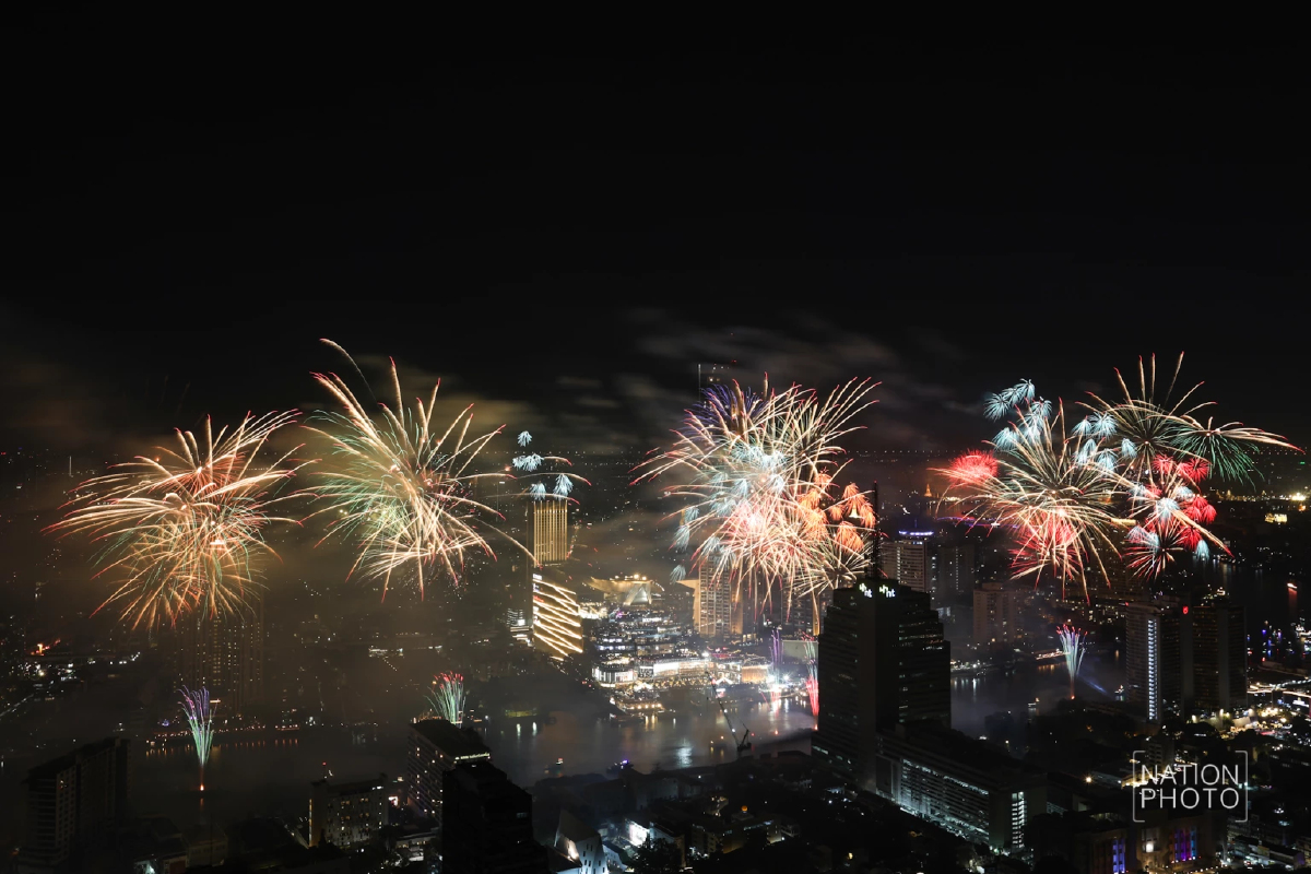 สุดตระการตา พลุรักษ์โลก ยาวกว่า 1,400 เมตร สว่างไสวสองฝั่งเจ้าพระยา