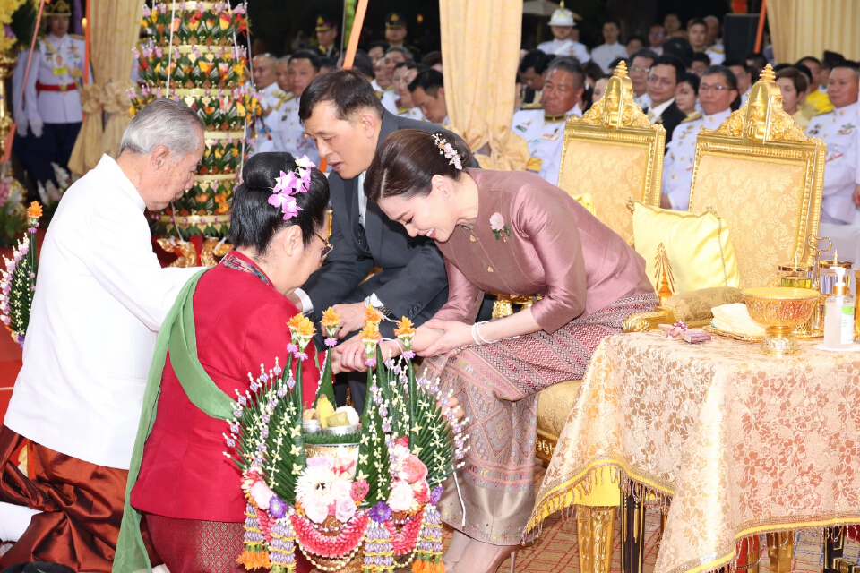 ในหลวง-ราชินี เสด็จฯ ไปในพิธีบายศรีทูลพระขวัญ ณ จังหวัดเชียงใหม่ 