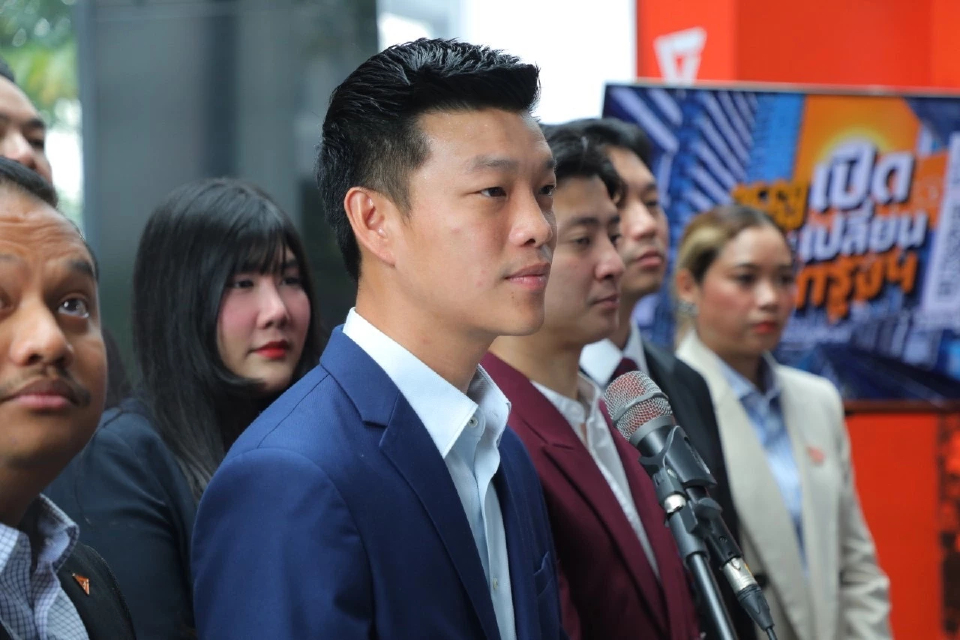 ปชน.วางคิวขุนพลซักฟอก ชี้นายกฯไม่ใช่ตัวจริง ไร้อำนาจคุมรัฐบาล