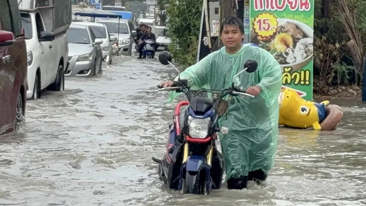 ฝนถล่ม 'บางละมุง' น้ำท่วมสูงครึ่งเมตร รถเล็กผ่านไม่ได้
