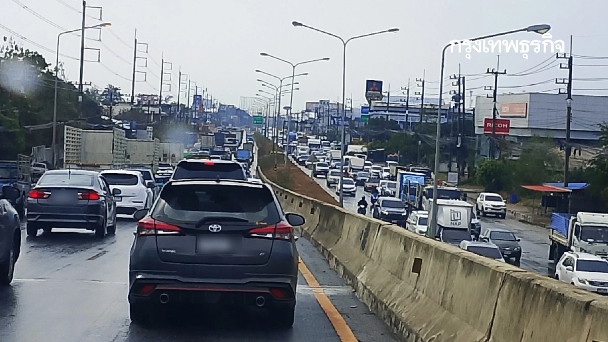ถึงเวลาเลิกงาน มีฝนตก น้ำท่วมผิวทาง ถนนเพชรเกษม รถติดหนัก