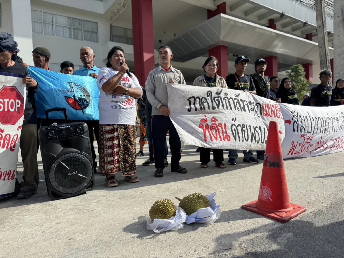 'ม็อบคนใต้​' หอบทุเรียน​ ดักรอ  'นายกฯ' ค้าน กาสิโน-แลนบริจด์