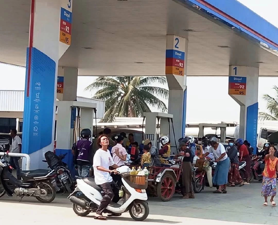 ชาวเมียวดี แห่กักตุนน้ำมัน หลังศุลกากรแม่สอด ระงับส่งออกชั่วคราว