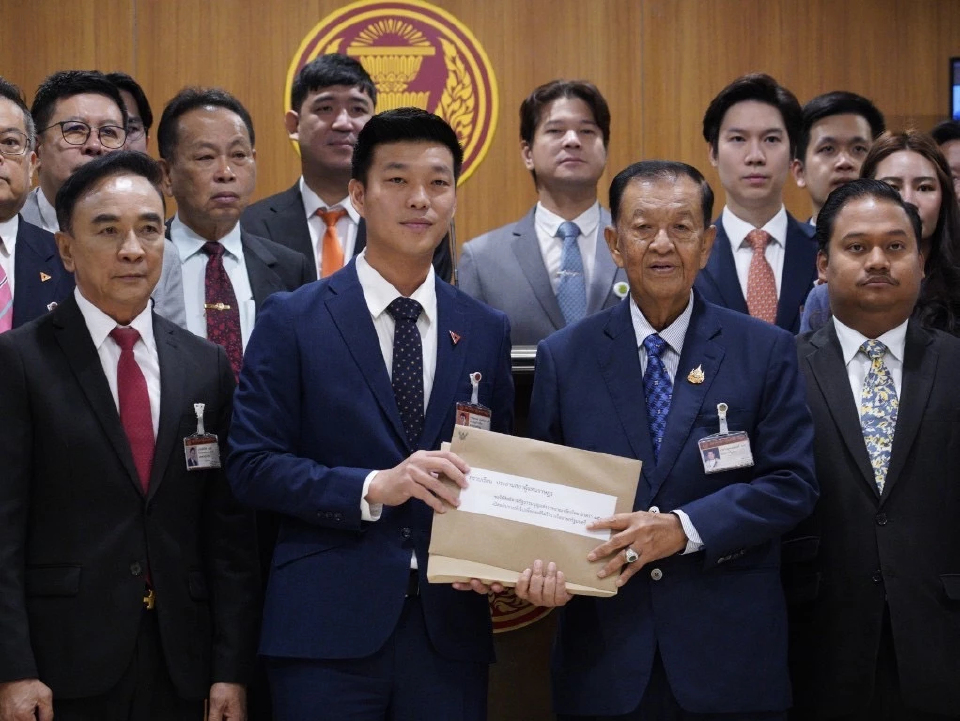 เปิดญัตติฝ่ายค้าน ยื่นซักฟอก 'นายกฯ' คนเดียว ปล่อย 'ทักษิณ' ชักใย