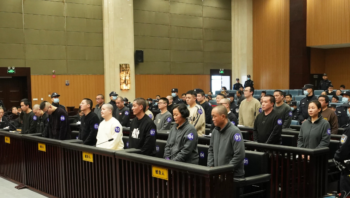 จีนเริ่มพิจารณาคดี 23 ผู้ต้องหาแก๊งฉ้อโกง ตระกูลหมิง จากโกก้าง