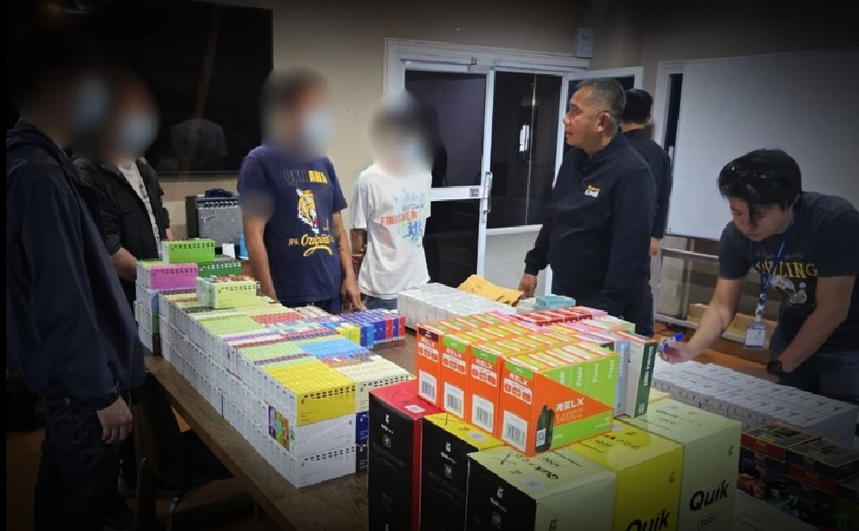 นครบาลบุกทลายโกดัง 'บุหรี่ไฟฟ้า' ย่านปทุมวัน ยึดของกลางอื้อ