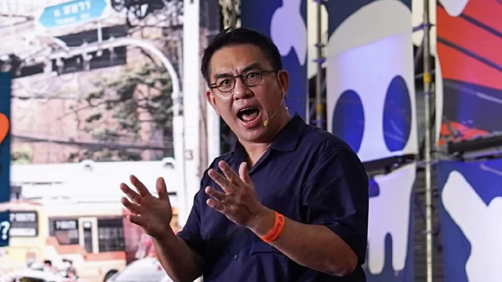 'วิโรจน์' กังขารัฐบาลไม่ยอมให้ชื่อ 'ทักษิณ' อยู่ในญัตติซักฟอก