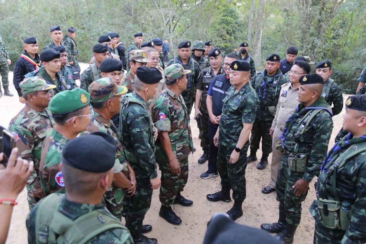 'มทภ.2' ลงพื้นที่ 'ปราสาทตาเมือนธม' สร้างขวัญกำลังใจกำลังพล