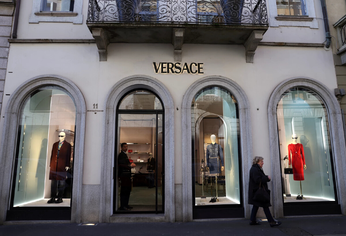 Prada เตรียมซื้อ 'Versace' 5 หมื่นล้านบาท คาดปิดดีลในเดือนนี้