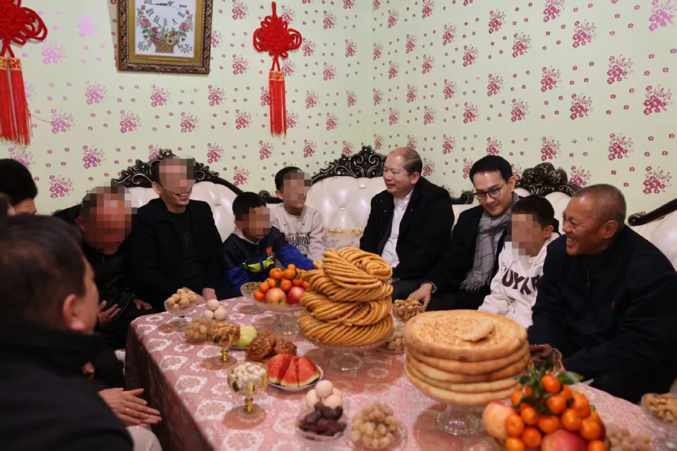 ‘สถานทูตจีน’ เปิดภาพ ‘ชาวอุยกูร์’ ปลอดภัย กินข้าวพร้อมหน้าครอบครัวที่จีน